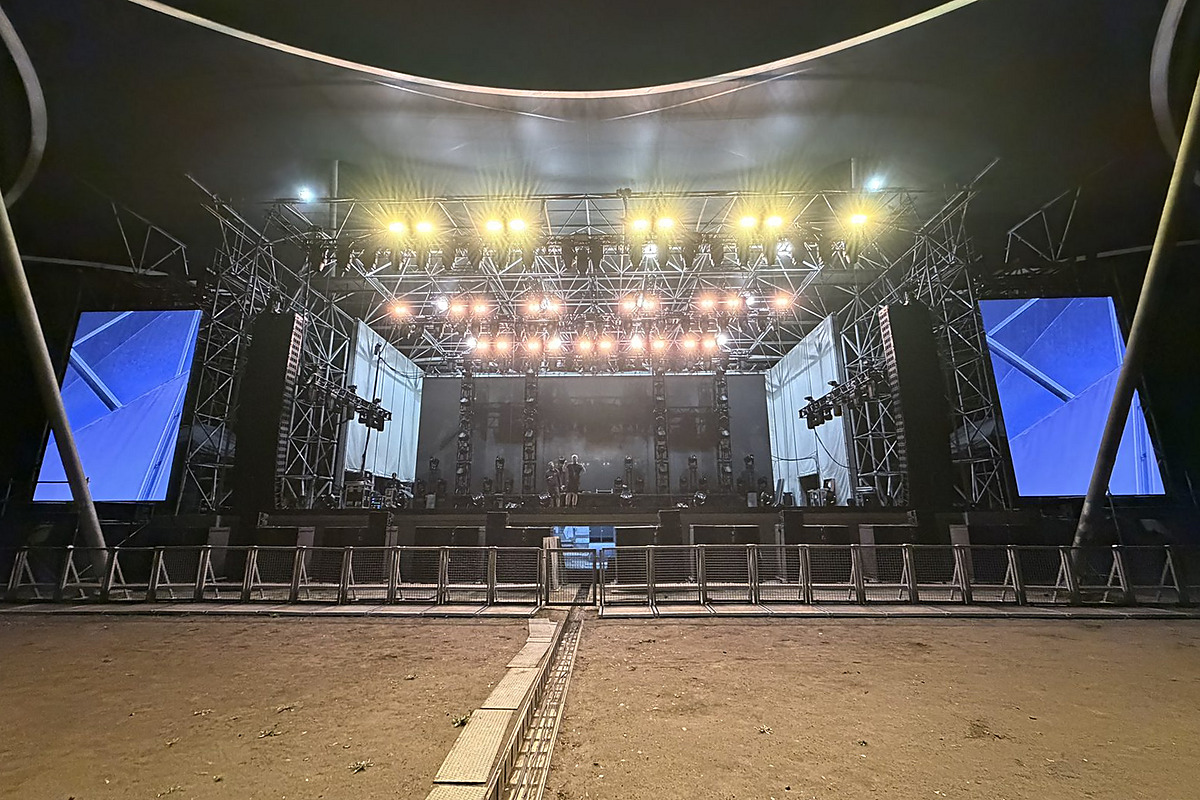 Lichtsystem von COLIGHT&SOUND auf der Parkbühne Wuhlheide Berlin bei Nacht