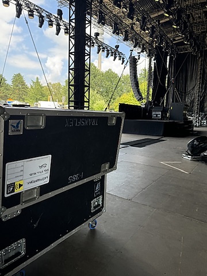 Buehne mit Traversen und Cases im Westfalenpark Dortmund