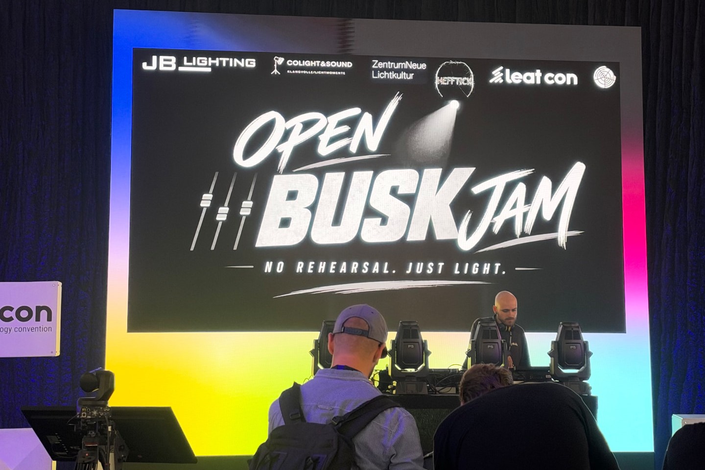 Open Busk Jam auf der LEAT con 2026 mit Lichttechnik und COLIGHT&SOUND auf der Bühnenwand